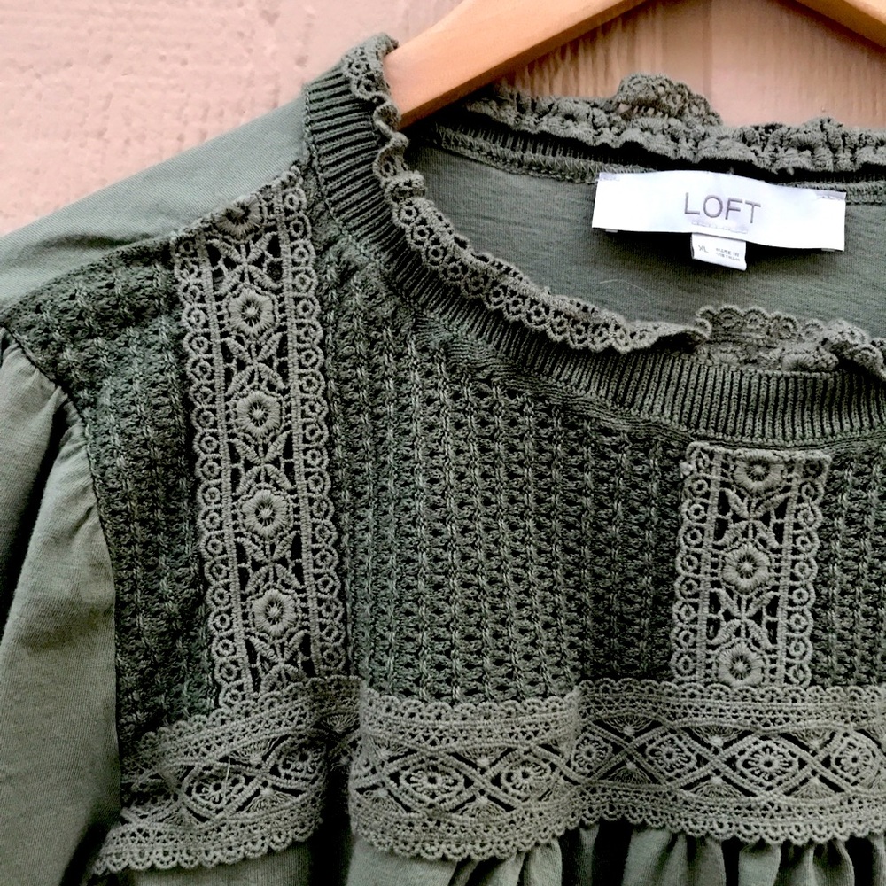 Lovely LOFT blouse w beautiful details